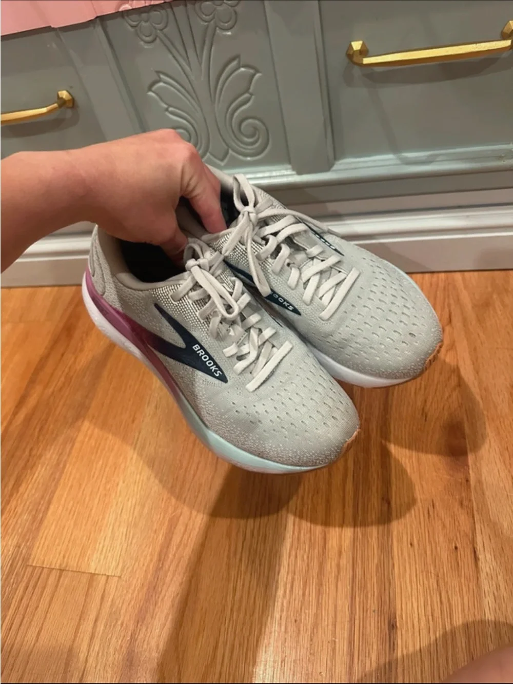 Brooks light gray